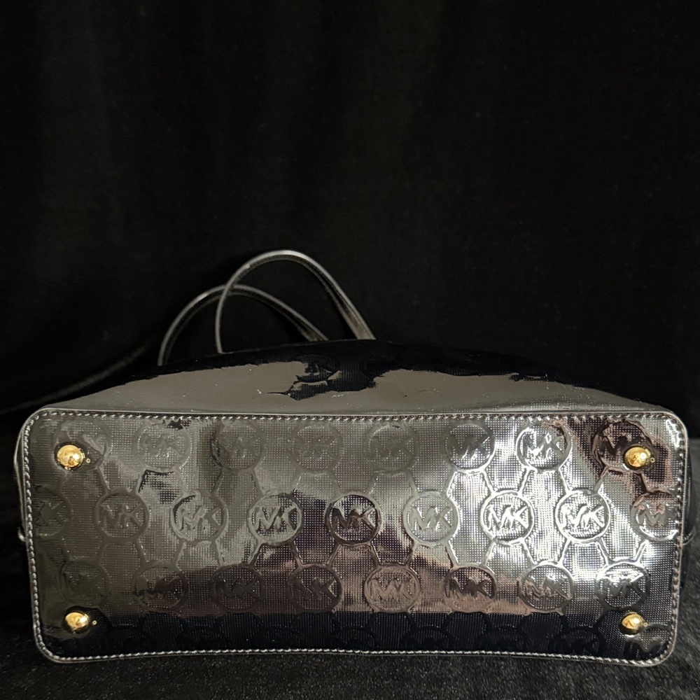 Michael Kors Glossy Black Tote with Gold Chains with Matching Wallet - Picture 5 of 14